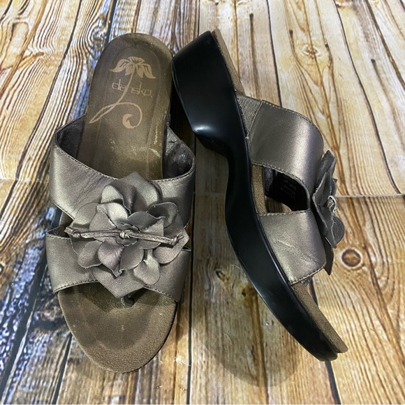 Dansko Womens Size Euro 37 Taupe Leather Thong Toe Floral Sandals - Picture 1 of 5